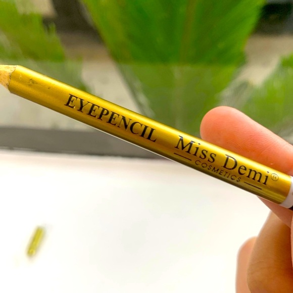 Waterproof eyeliner- miss Demi - Picture 1 of 4
